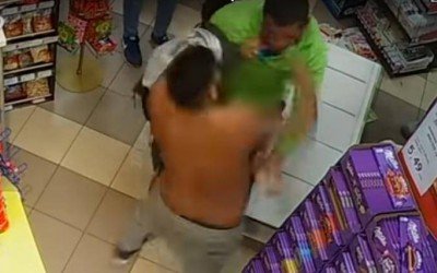 Видео: Цигани бият продавач в магазин за хранителни стоки в Габрово